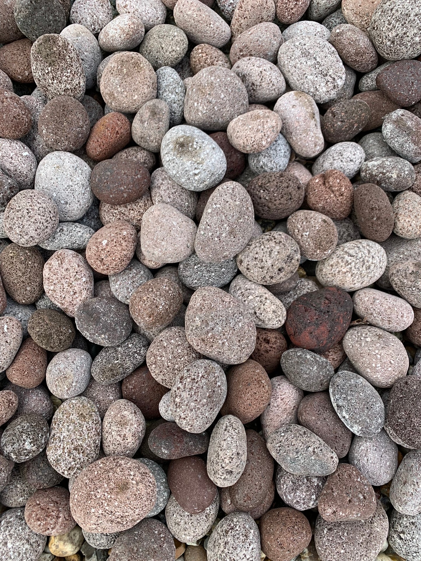 Red Lava Pebbles š®š©